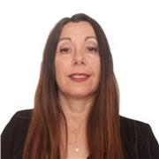 Profesora nativa da clase con seria y simpatia
